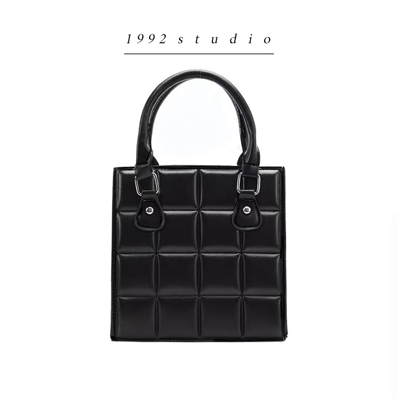 Túi xách nữ / 1992 s t u d i o/ SHERA BAG/  Túi form hộp cá tính, unisex, màu đen, da dập vuông chần nổi