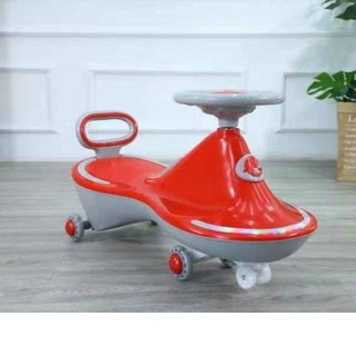XE LẮC TÀU CHO BÉ CỰC KHOẺ . Bánh phát sáng