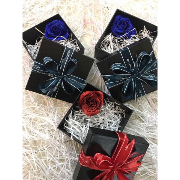 Hộp đựng quà tặng kèm hoa nhũ +giấy rơm.