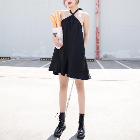 Đầm đen cổ yếm dáng xòe xinh xắn