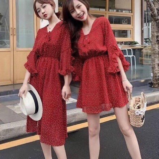 Váy chấm bi tay xoè