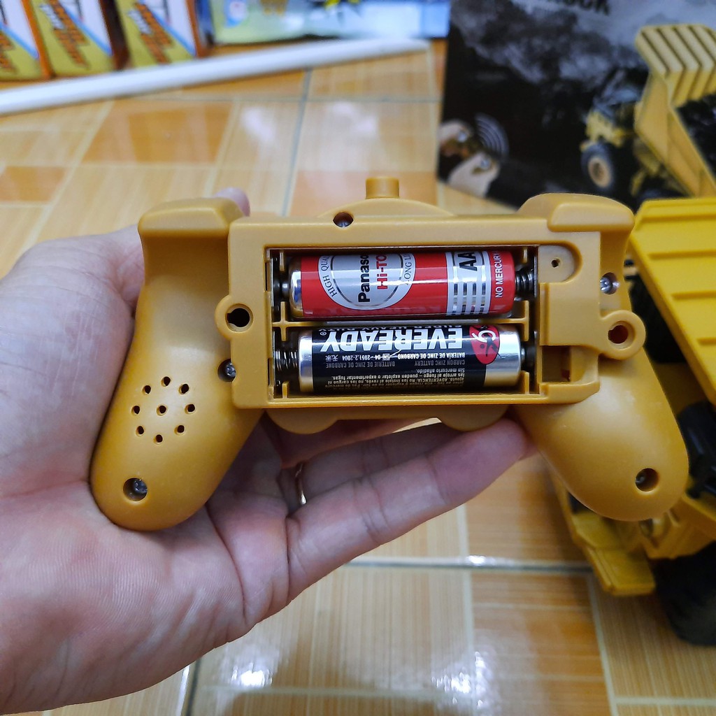 Xe tải dump truck 1:24 điều khiển từ xa sử dụng pin sạc 3.7v 14500 500mah sóng 2.4G