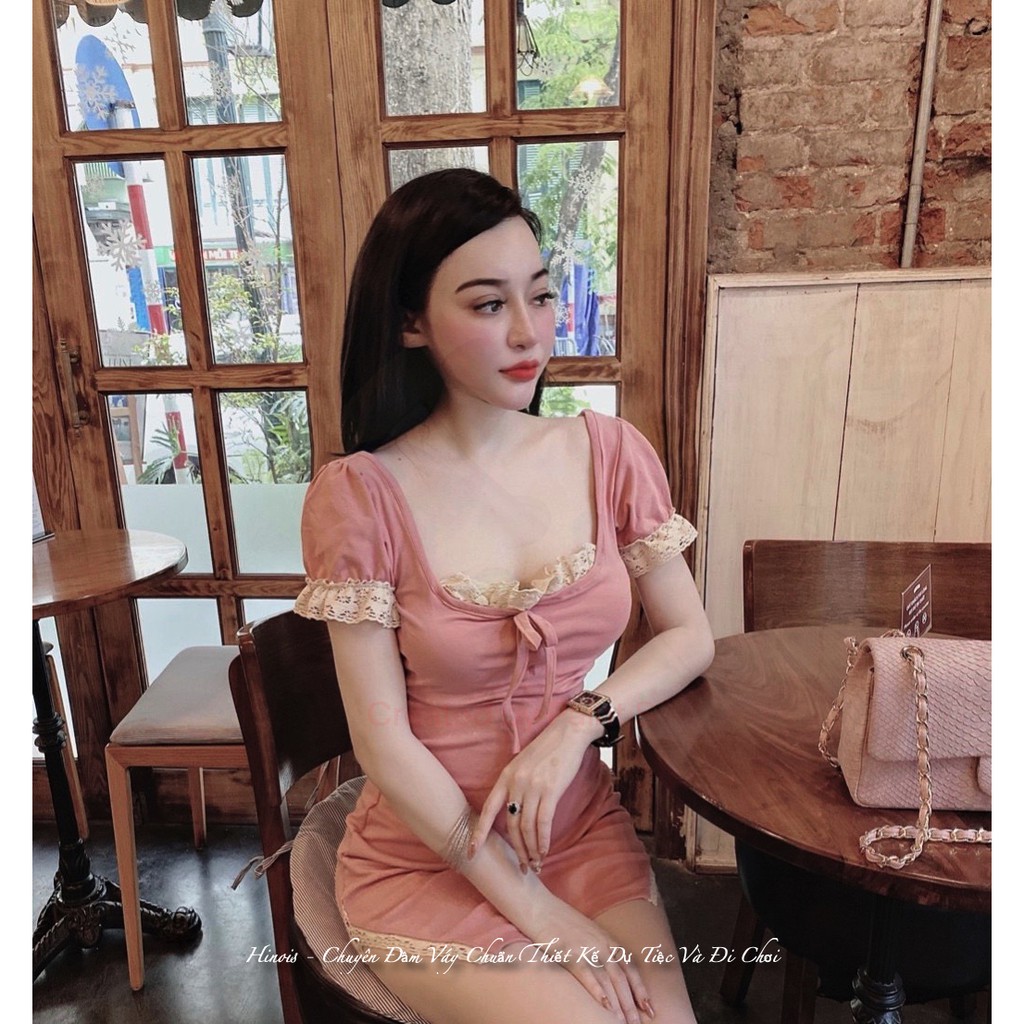[HINOIS] Đầm Thun Body Ngắn, Có Phối Ren Ở Cổ, Tay Và 2 Đường Xẻ Đùi, Màu Đen-Hồng | BigBuy360 - bigbuy360.vn
