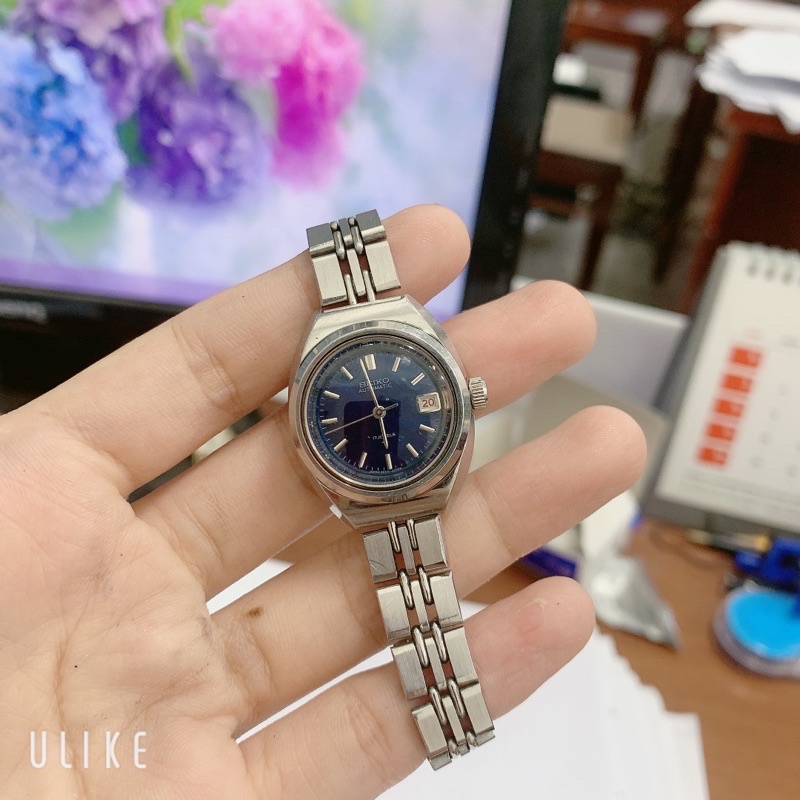 Đồng hồ si nữ hiệu Seiko, cơ tự động , mặt xanh, có lịch ngày