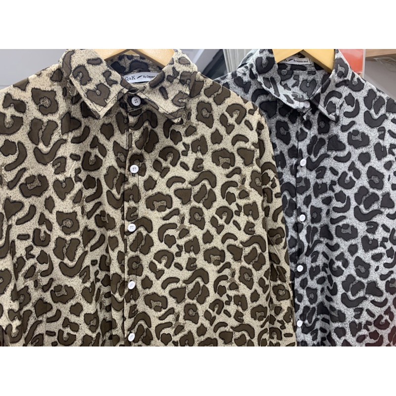 Áo sơ mi nữ báo đốm phom rộng dài 72cm, Áo sơ mi nữ hoạ tiết báo đốm kiểu dáng đuôi tôm | BigBuy360 - bigbuy360.vn