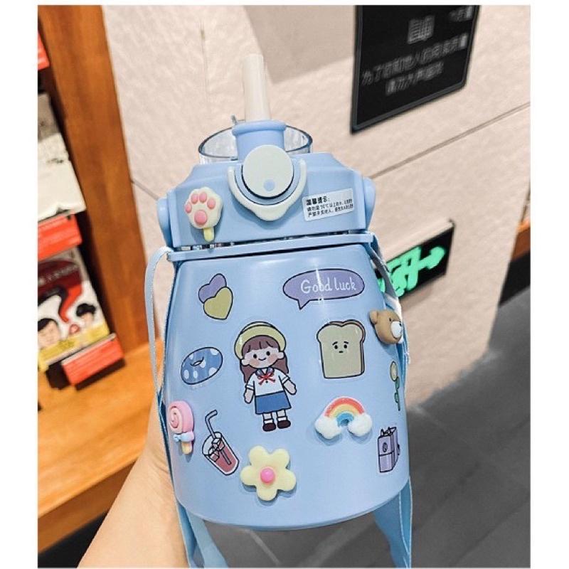 Bình nước giữ nhiệt cute có ống hút 850 ML, inox 304 không rỉ an toàn kèm sticker cute có dây đeo