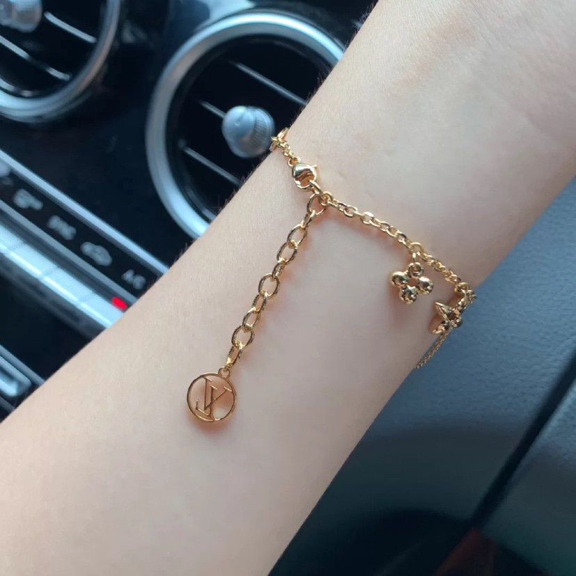 Vòng Đeo Tay Bằng Thép Titan Mạ Vàng Hồng 18k Họa Tiết Hoa Cỏ Bốn Lá