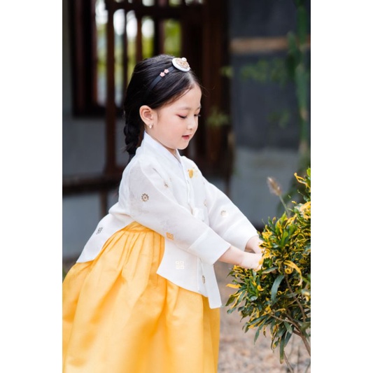 Bộ hanbok vàng