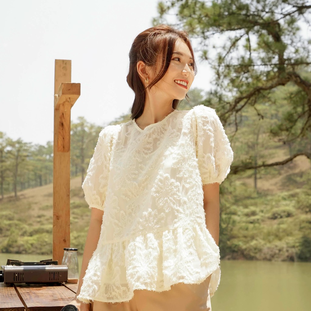 Áo kiểu Méo shop Yulan ngắn tay cổ tròn tay bồng đính lông hoạ tiết hoa