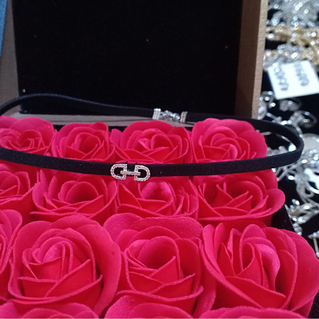 Vòng cổ chocker đen phối họa tiết khoá bạc