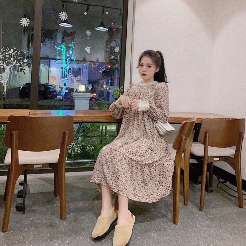 Váy hoa nhí tay và cổ viền ren