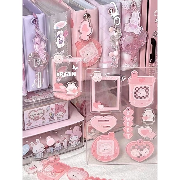 Bảng standee, keyring acrylic tone màu hồng để bàn trang trí xinh xắn