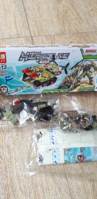 Lắp ráp 1 hộp LegoHurricne 5529 có nhiều chi tiết bằng nhựa ABS