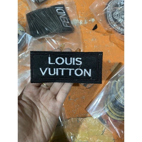 logo thêu ủi chữ LOUIS VUITTON trắng viền đen