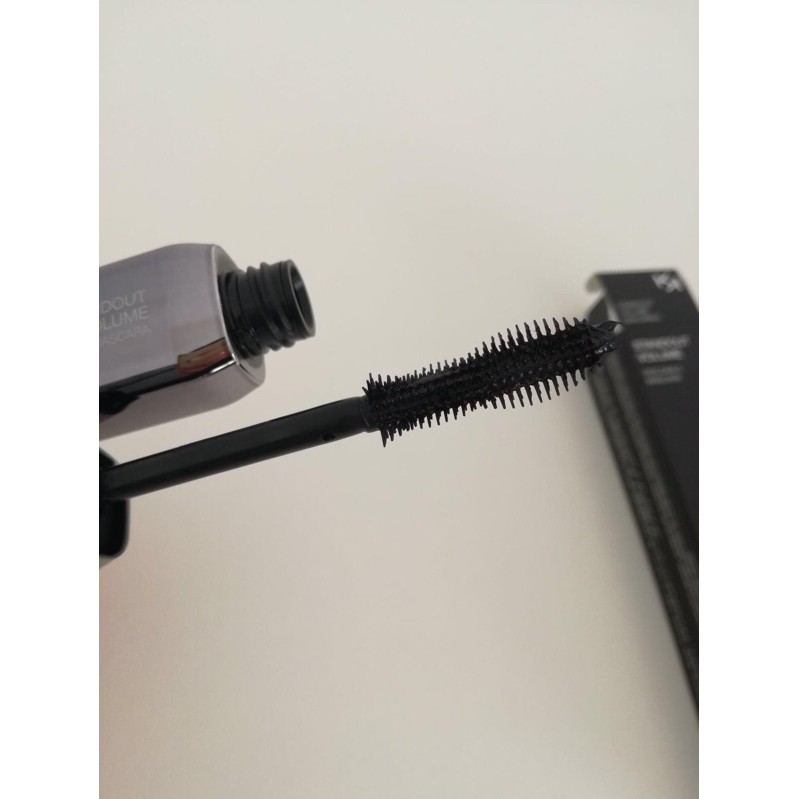 Mascara Kiko Standout Volume dày và cong mi