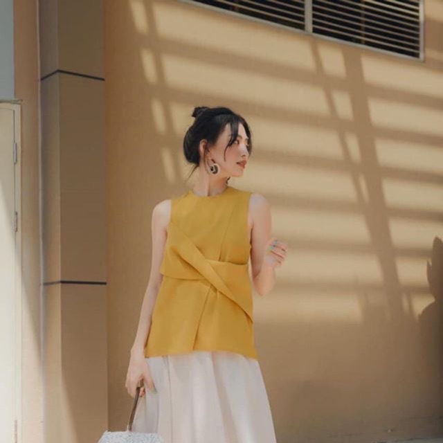 Sét áo xoắn vàng chân váy trắng