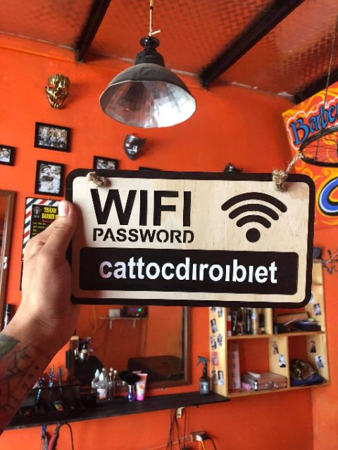 Biển wifi bằng gỗ có chỗ ghi mật khẩu tiện lợi