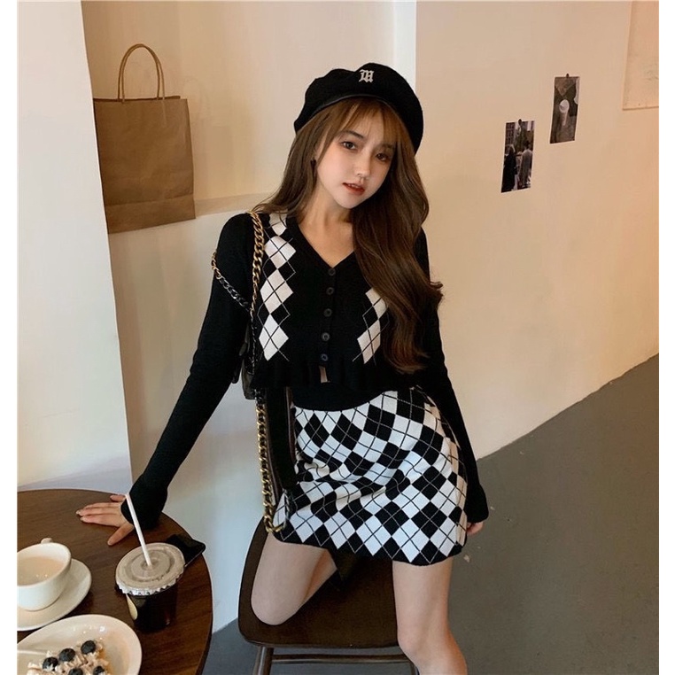 Set len quá trám hai món áo crop trắng dài tay lai bèo quả trám kèm chân váy len chữ A