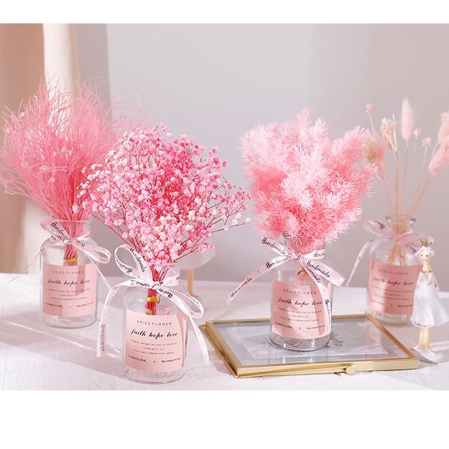 Bình hoa khô được làm từ hoa tự nhiên đã qua xử lý kèm dây điện và nơ