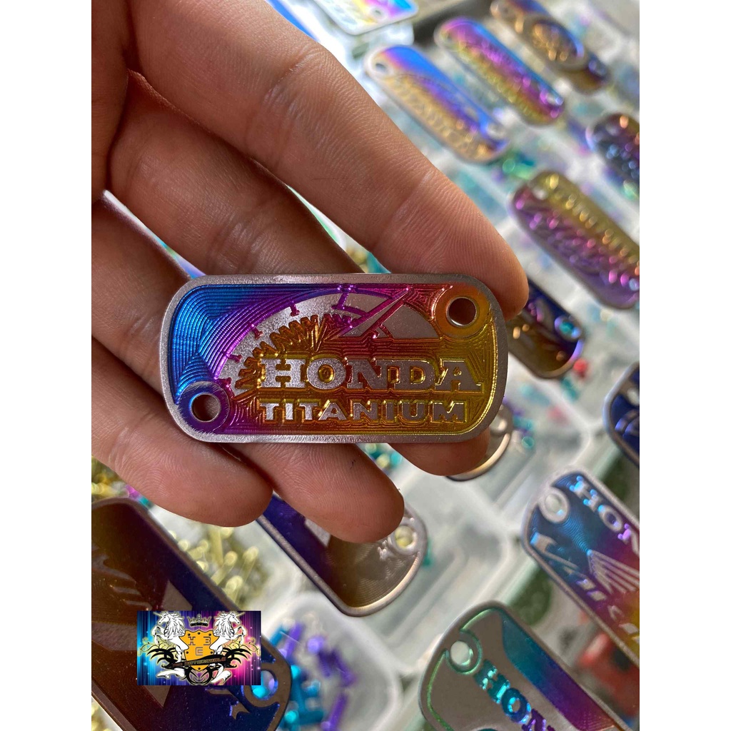 LOGO TITAN GẮN NẮP BÌNH DẦU TAY THẮNG XE WAVE , HD, SIRUS, YAMAHA , VARIO, SONIC, WINER, EX