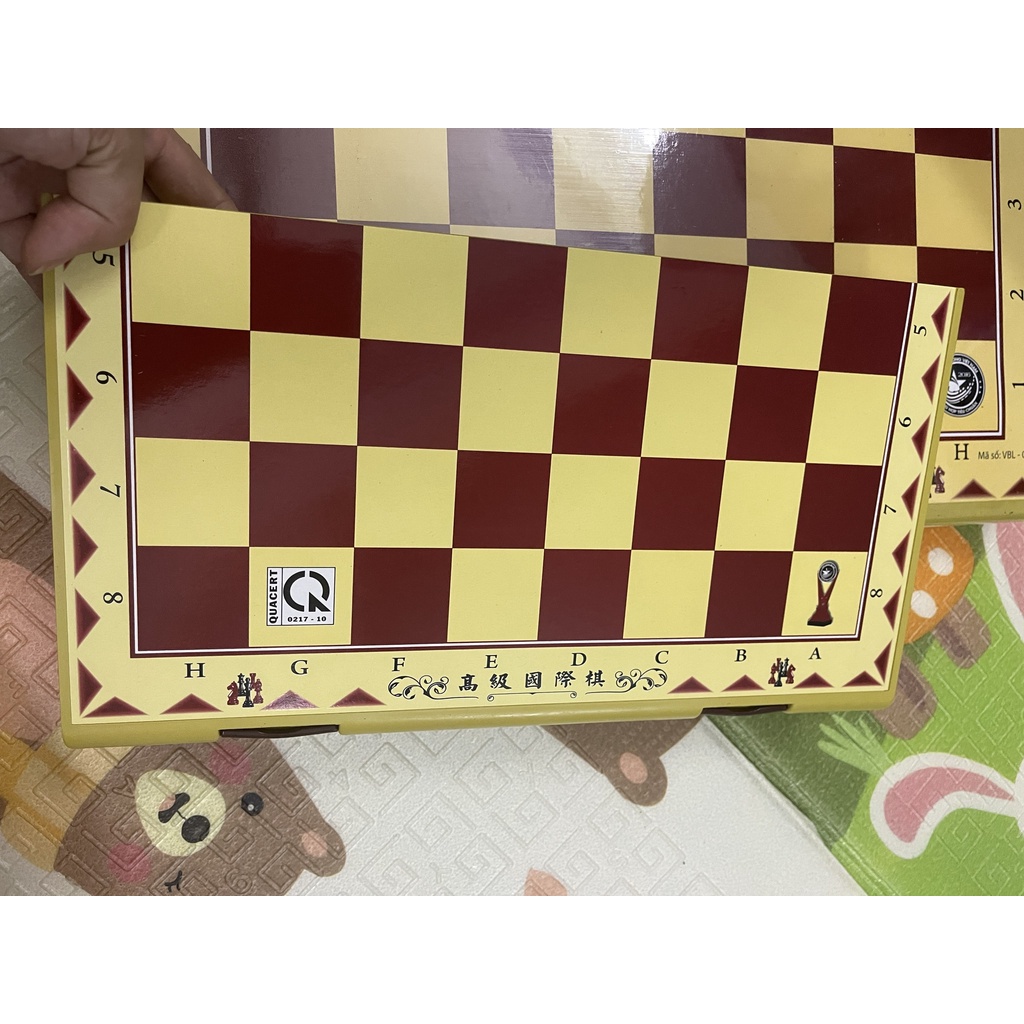 Bộ cờ vua bằng gỗ cao cấp, nam châm gấp gọn 29x28cm và cờ vua nhựa Trung Lê - Đồ chơi thông minh cho bé