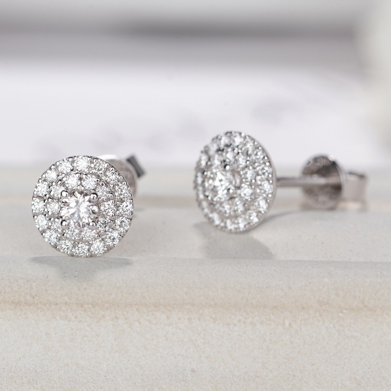 Khuyên tai nữ đính ngọc phong cách thời trang