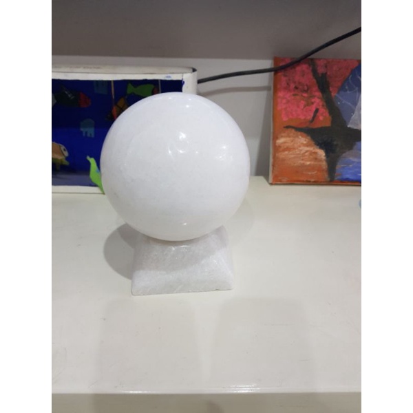 Quả cầu đá tự nhiên phong thủy cho mệnh Thủy có tặng kèm chân đế