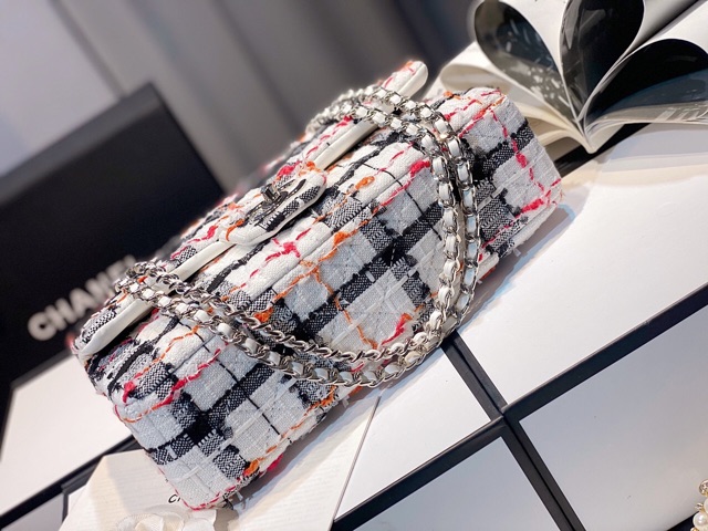 Túi đeo chéo CLASSIC DẠ mày trắng đen khoá bạc sang trọng fullbox có hộp