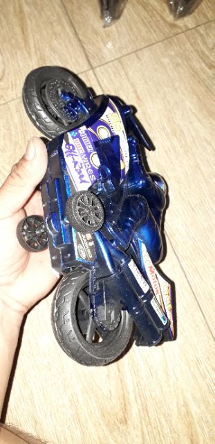 Chiếc xe mô tô mô hình bằng nhựa chạy chớn kích thước 22x15x8 cm