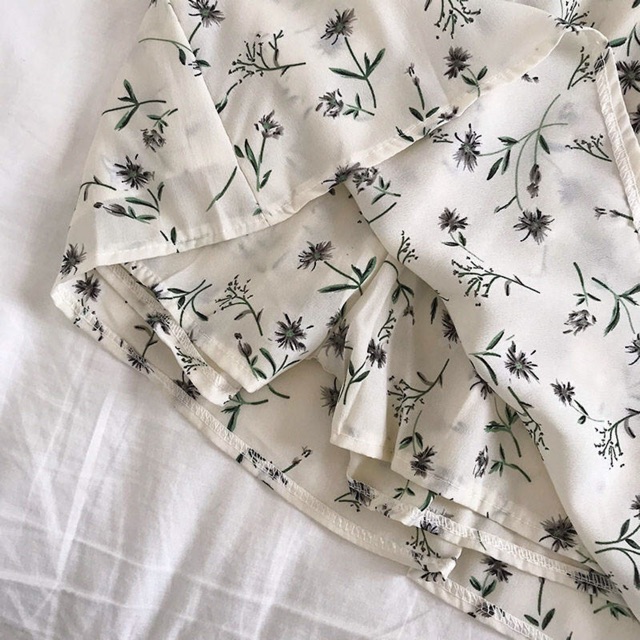 Jumpsuit hai dây hoa nhí sẵn màu sữa | BigBuy360 - bigbuy360.vn