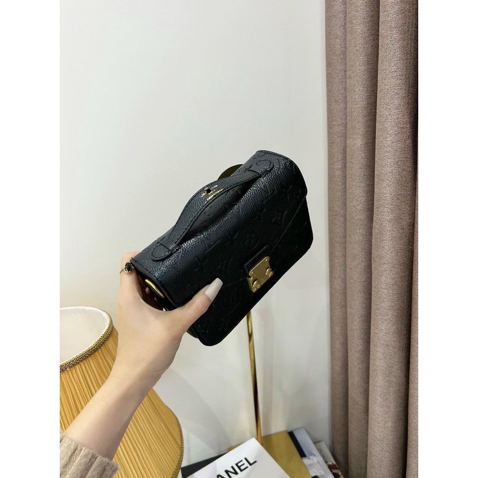 Túi xách LV dập chữ đen khóa bấm,FREESHIP,size 20 cm