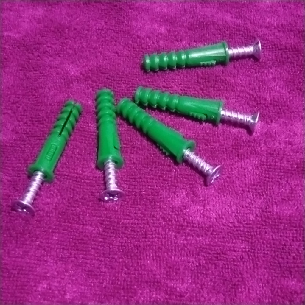 Một bộ gồm 100 Tắc kê 06 mm + 100 Vít 42 mm x 30 mm+ 1 mũi khoan bê tông 06 mm chuôi thẳng.