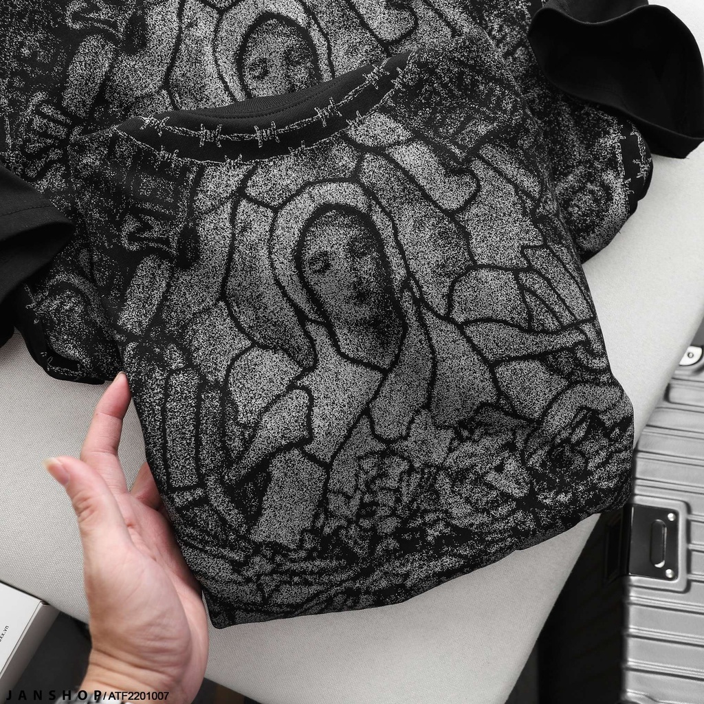 Áo Thun In Hình Mẹ Maria Nổi Bật Với Tone Màu Đen Basic