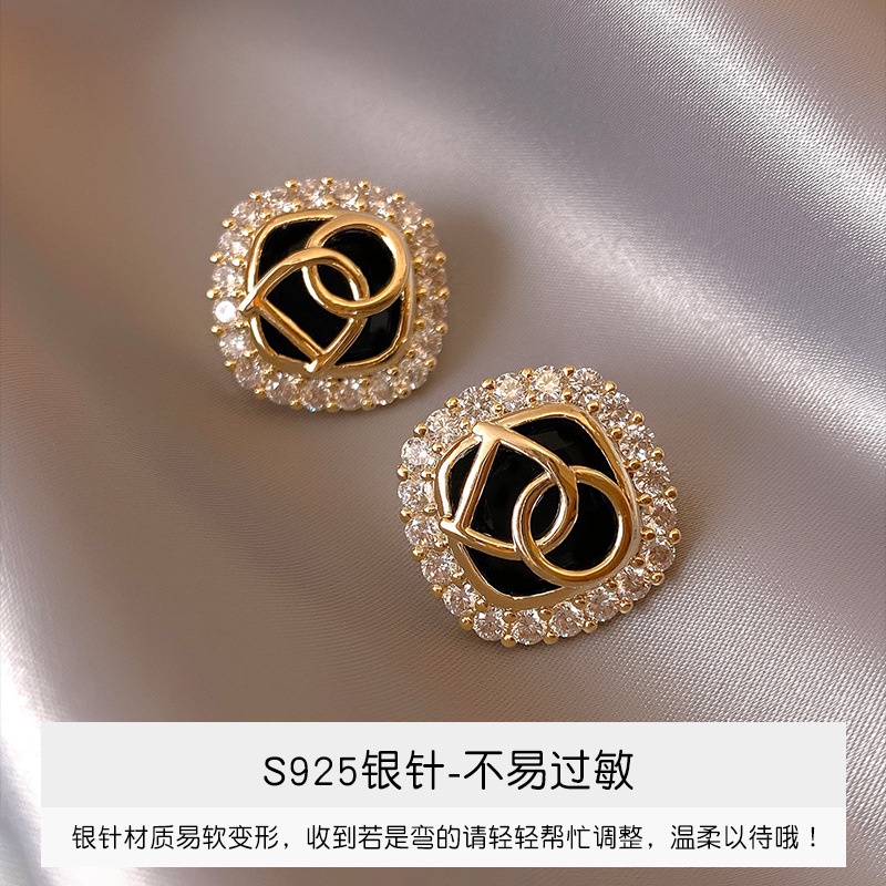 Khuyên Tai Nữ Hình Chữ Cái Đính Đá Đen Sang Trọng