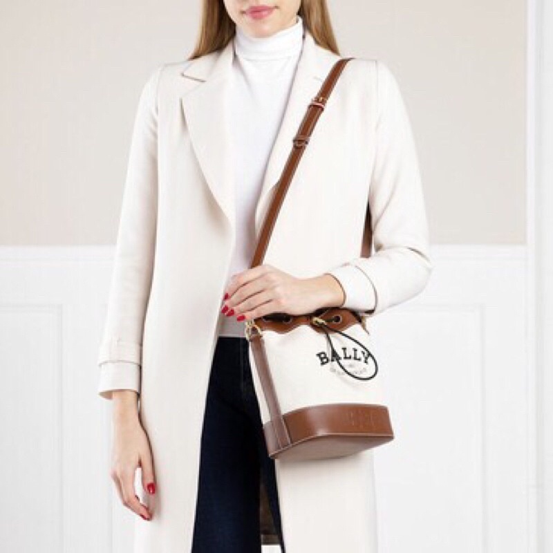 TNS-Túi bucket rút dây siêu  Ballie bucket bag--canvas trắng phối nâu sang trọng