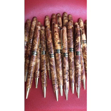 Bút nu huyết long tặng kèm hộp.