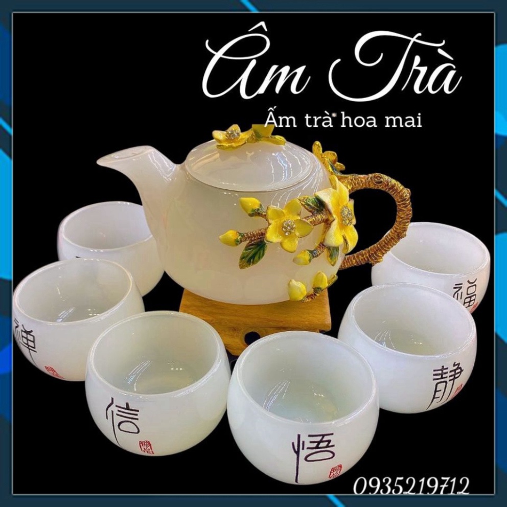 Mẫu đẹp Bộ ấm trà hoa mai màu trắng với thiết kế độc đáo phối bông hoa mai, tôn lên vẻ sang trọng cho ngôi nhà quà tặng