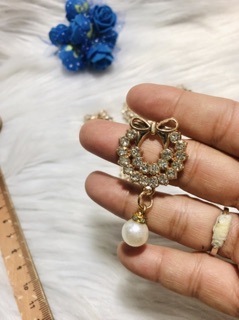 Cài áo nơ kèm hạt thả. KT 2 x 5cm