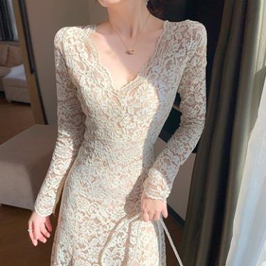 Đầm maxi hoa ren cổ V phong cách Retro
