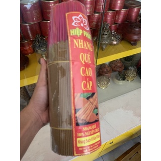 Nhang quế lá với quế cành nhỏ mùi thơm dịu nhẹ bó 1kg có 700 cây -800 cây .