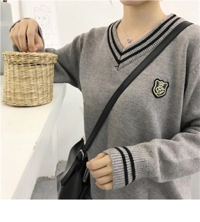 Áo len huy hiệu cổ V ulzzang oversize