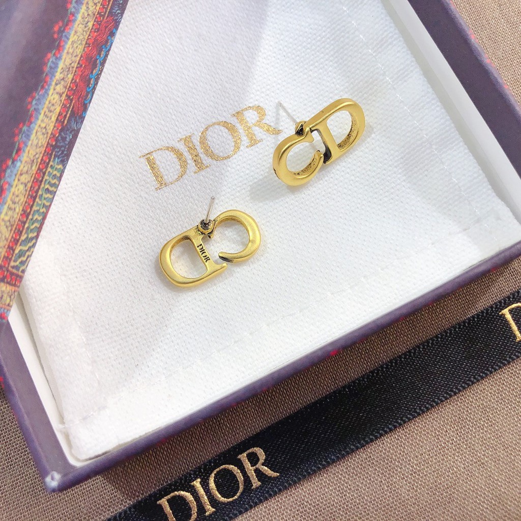 Khuyên tai Dior kiểu dáng độc đáo nữ tính thanh lịch
