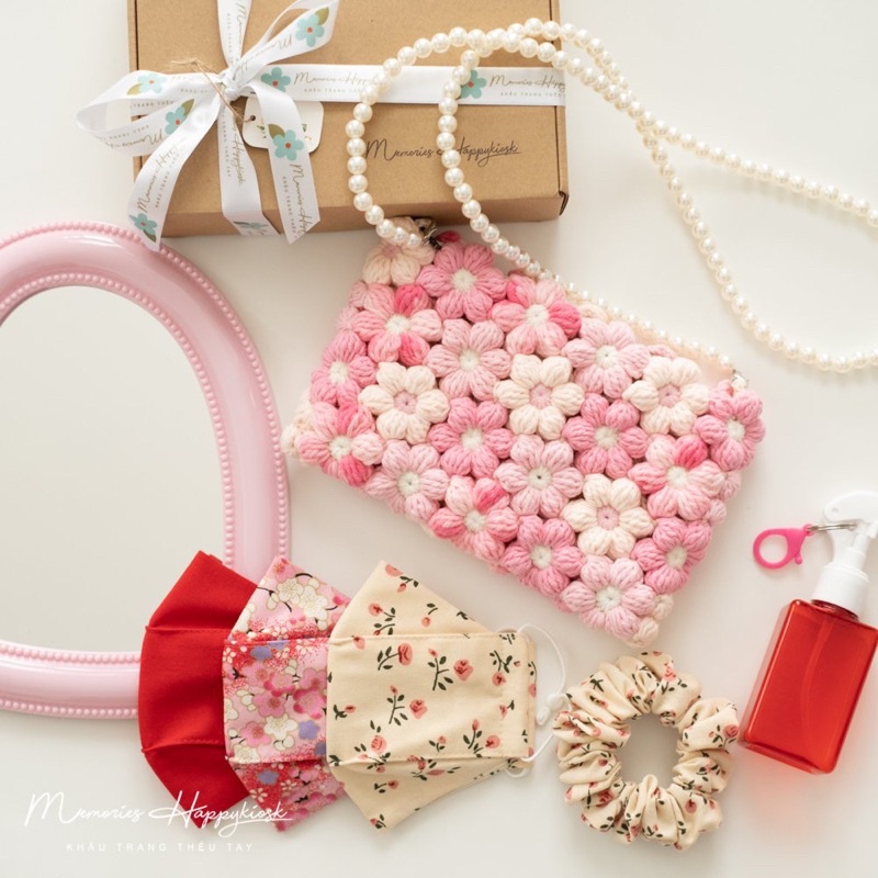Set quà tặng màu tím gồm túi len ghép hoa, 2 khẩu trang và dây đeo khẩu trang. free hộp gói quà