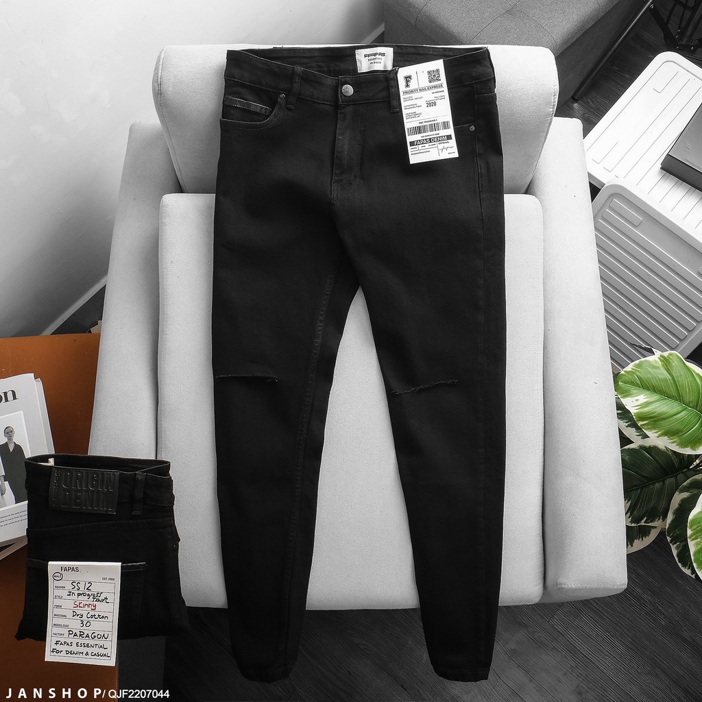 Quần Jean gam màu đen phối da tạo điểm nhấn đến form dáng skinny ôm, tôn chiều dài chân, dày dặn, co giãn vừa phải