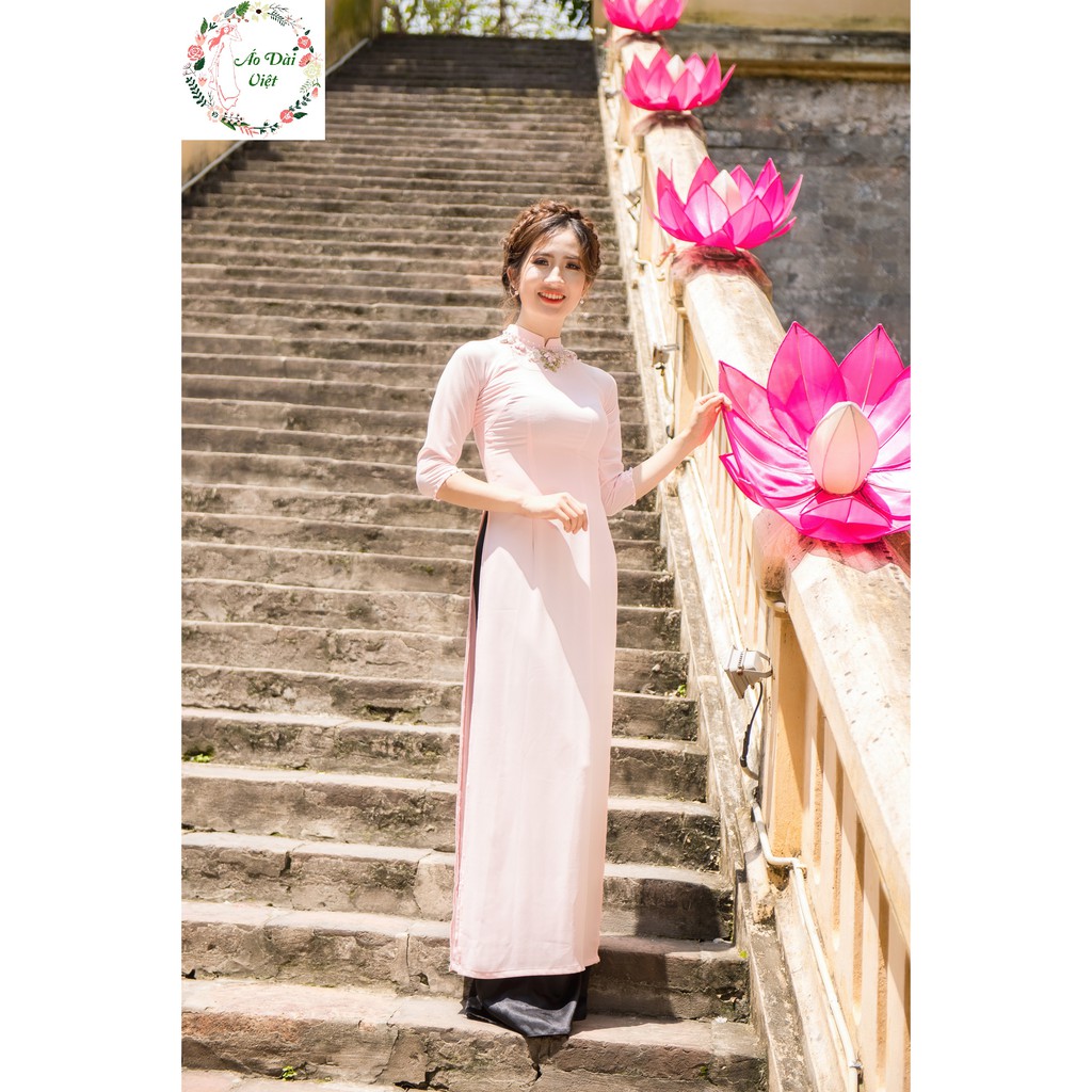 Áo Dài Kết Hoa Ruy Băng, Màu Hồng Dâu, Lụa Chiffon Cao Cấp, Không Nhăn, Không Xù