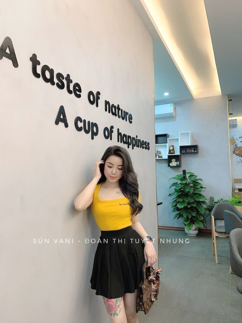  Áo phông thêu chữ zip cổ vuông nhiều màu | BigBuy360 - bigbuy360.vn