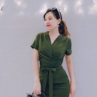 Đầm body chéo ngực cột eo