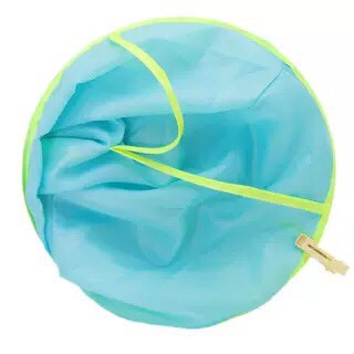 Áo choàng cắt tóc cho bé có thể gấp gọn giúp không dính tóc lên người