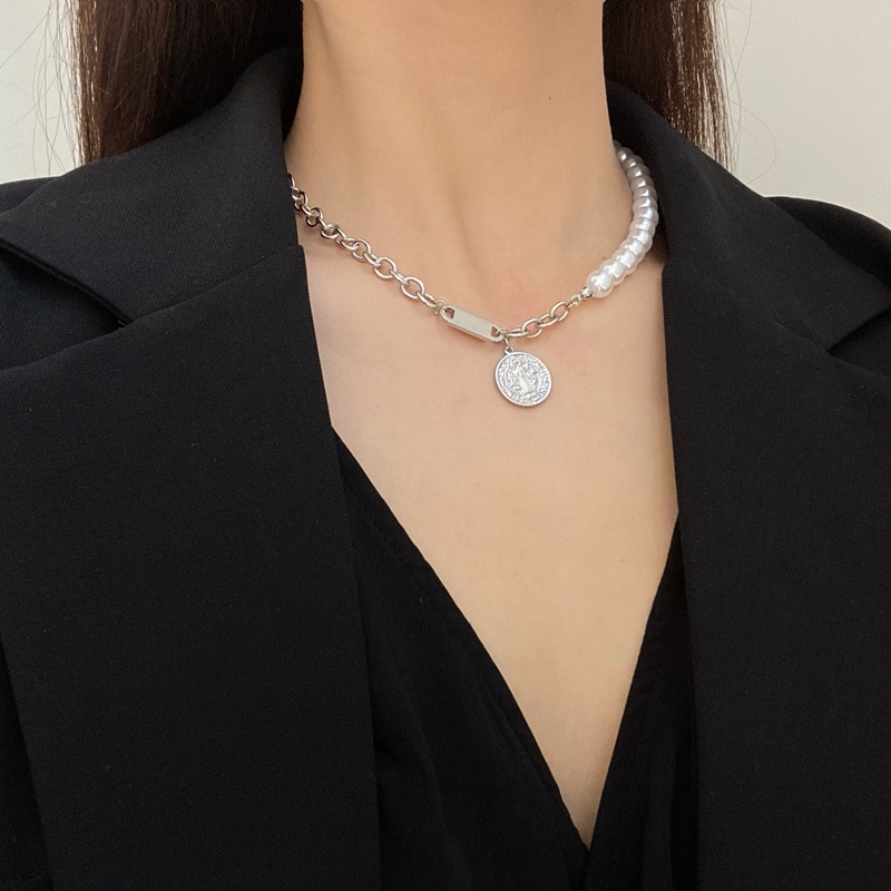 Dây chuyền thép titan mặt đĩa tròn đính ngọc trai thời trang