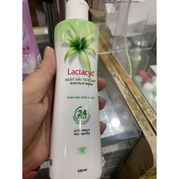 Dung dịch vệ sinh Lactacyd Soft &amp; Silky 250ml